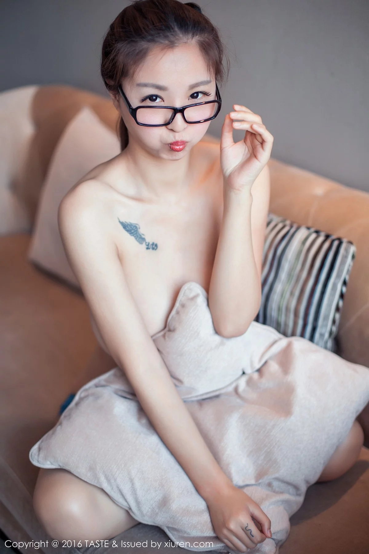 Xrmnw.Com[Taste顽味生活]Vol.011_巨乳嫩模Anglica半裸上身秀豪乳蓝色内裤性感写真55P