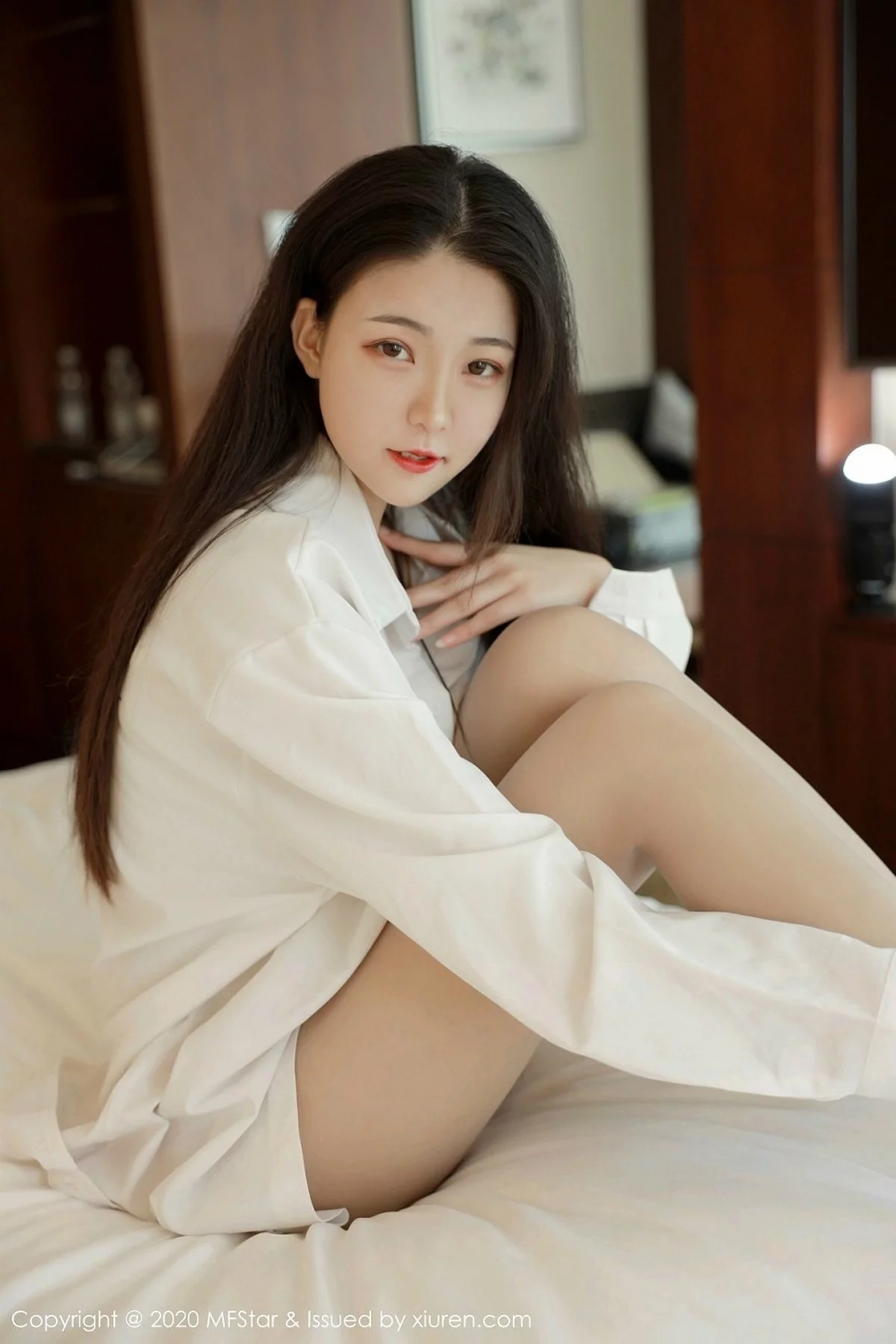 Xrmnw.Com[MFStar模范学院]Vol.321_嫩模Laura张小妮私房白衬衣配无内肉丝裤袜秀翘臀诱惑写真58P